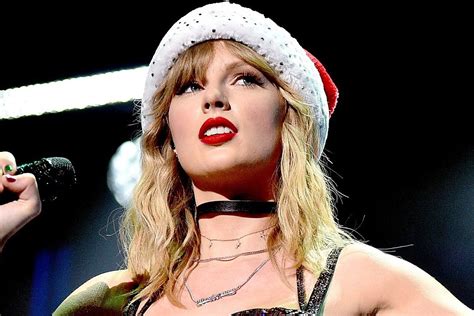 It's free! Taylor Swift gave Travis Kelce the gift of her presence this Christmas day, as the singer stepped out to support him as he and the Kansas City Chiefs play the Las Vegas Raiders at ...